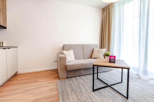 梅尔诺VacationClub – Jantaris Apartament A8的客厅配有沙发和桌子