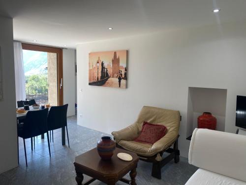 CevioCasa Lele - Sole的客厅配有沙发和桌子