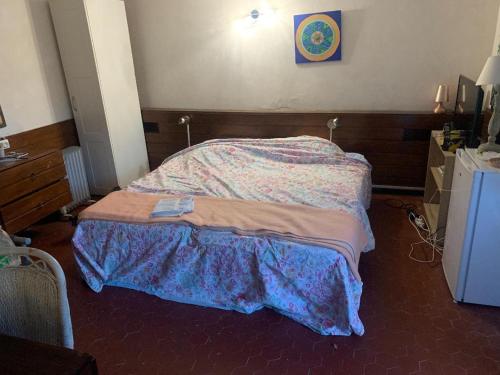 勒·雷约尔·卡纳德尔·苏尔La farigoulette的一间卧室配有一张床铺,床上有毯子