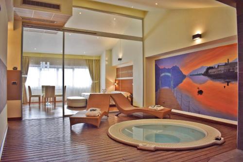 洛韦雷洛唯雷温泉度假酒店的一间客厅,在房间中间设有按摩浴缸