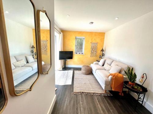 温莎Windsor, LEGOLAND, Ascot & Windsor RACECOURSE sleeps 3的客厅配有白色沙发和镜子