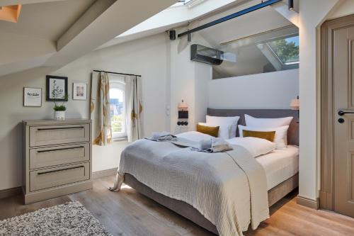 蒂门多弗施特兰德Goldmädchen 93 - Honeymoon Suite的一间卧室设有一张大床和一个窗户。
