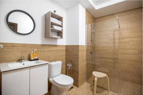 奥拉迪亚CADORO City Center Apartments的浴室配有卫生间、盥洗盆和淋浴。