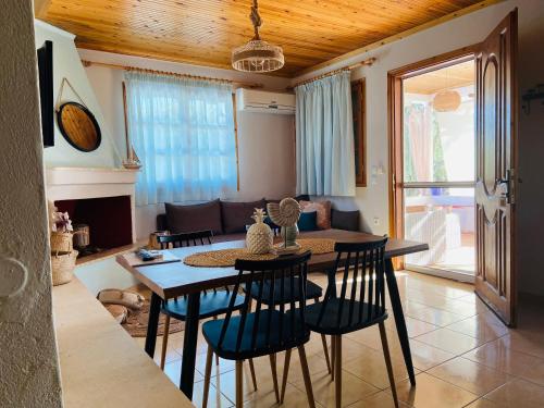 阿利基Dream house Villa的客厅配有桌椅和沙发