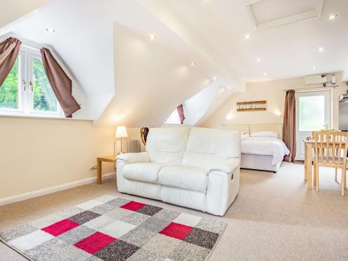 Great WitcombeBeeches Studio的客厅配有白色的沙发和床。