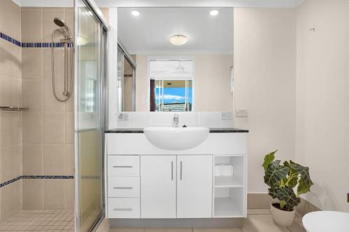 凯恩斯City Quays Luxury Dual Key的白色的浴室设有水槽和淋浴。