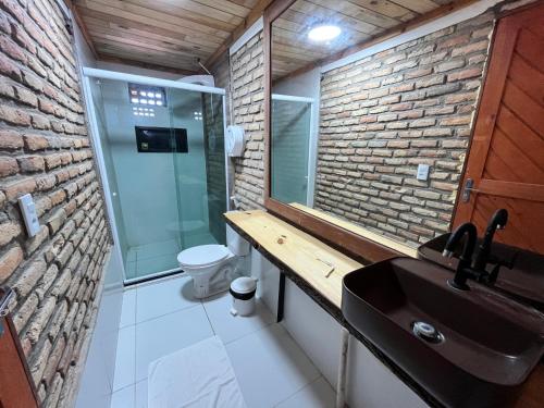 弗雷谢拉斯Villa Flecheiras的一间带水槽和玻璃淋浴的浴室