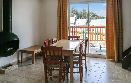 拉萨尔韦塔Nice Home In La Salvetat-sur-agout With Kitchen的一间带桌椅的用餐室和一个阳台
