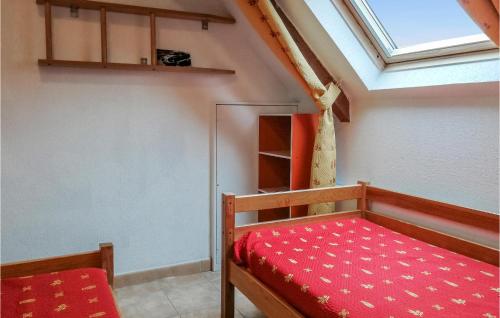 Nice Home In La Salvetat-sur-agout With Kitchen客房内的一张或多张床位