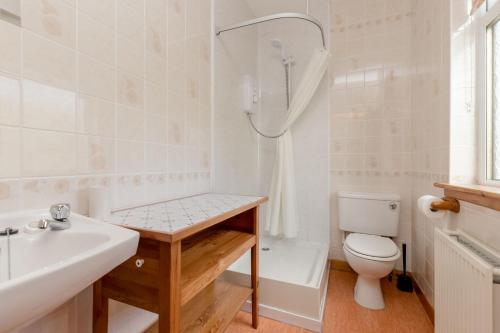MayboleFoxglove Cottage的浴室配有盥洗盆、卫生间和浴缸。