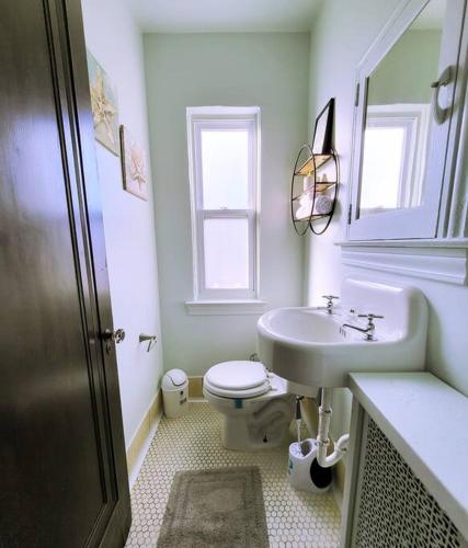 底特律Vintage Charm, E. Eng. Village, 10mins to Dt. Det.的白色的浴室设有水槽和卫生间。