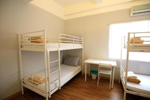 吉隆坡游记旅舍的客房设有两张双层床和一扇窗户。