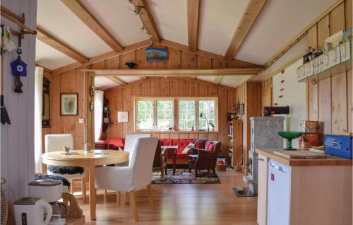 黑达尔Cozy Home In Heidal With House A Mountain View的厨房以及带桌椅的起居室。