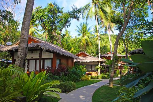 爱妮岛拉斯特弗龙蒂尔海滩度假酒店 - 仅限成人的棕榈树花园中的房子