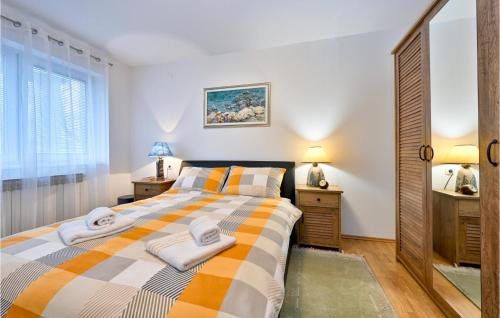 Trnovec2 Bedroom Beautiful Home In Trnovec的一间卧室配有带毛巾的床
