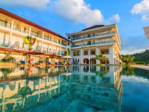 攀牙Katathong Golf Resort & Spa的大楼前设有游泳池的酒店