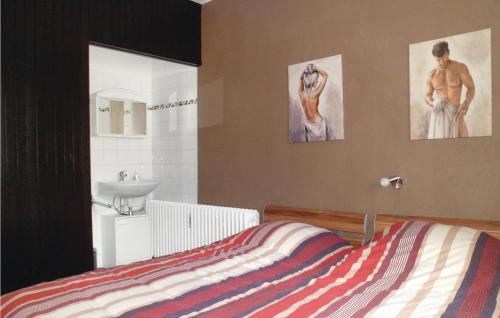 梅德巴赫Beautiful Apartment In Medebach With Kitchen的一间卧室配有床和水槽