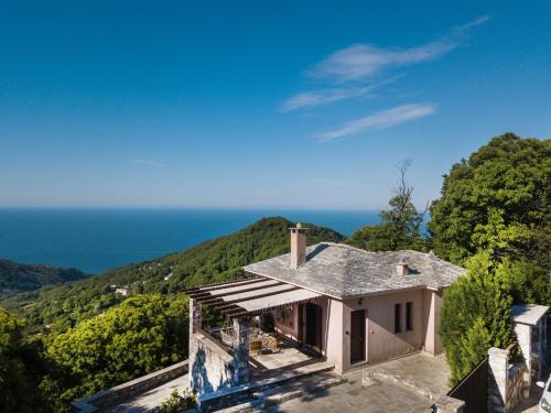 基索斯A Dream Deferred villa Pelion的背景中海洋的房屋的空中景观