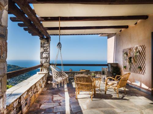 基索斯A Dream Deferred villa Pelion的一个带椅子的海景庭院