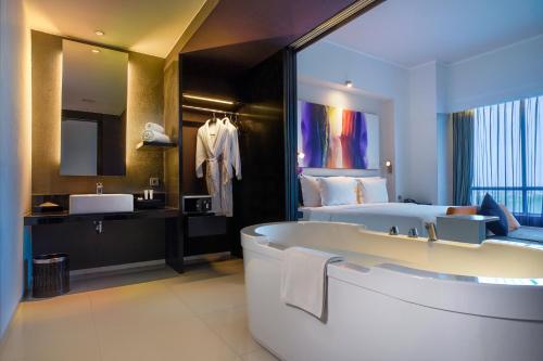 ARTOTEL TS Suites Surabaya的一间浴室