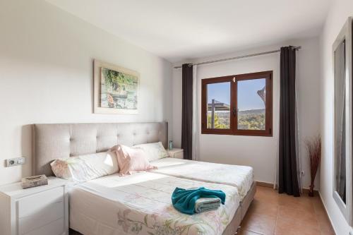Sol de MallorcaLuxurious villa Sol de Mallorca的卧室配有一张大白色床和窗户