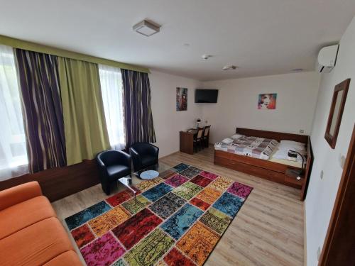 尼特拉尼特拉PKO酒店的一间设有床、沙发和地毯的房间