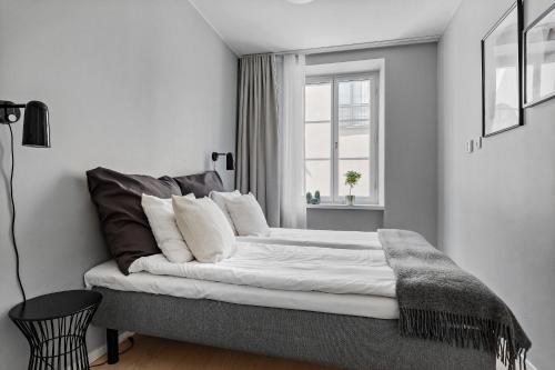 斯德哥尔摩Forenom Apartments Stockholm Johannesgatan的一间卧室设有一张大床和窗户