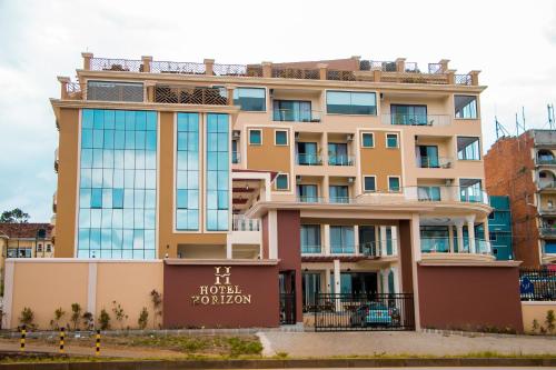恩德培Hotel Horizon Entebbe的前面有标志的酒店大楼