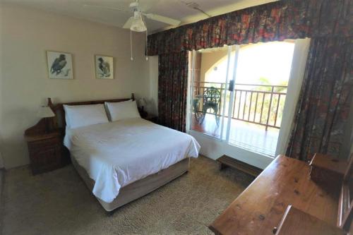 乌姆德洛蒂Mallorca 13 Duplex的一间卧室设有一张床和一个阳台的窗户。