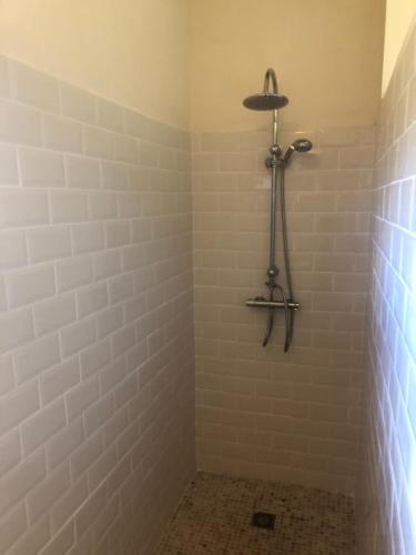 EspasWalnut Lodge Espas 2 bedroom, Barn Conversion的浴室设有白色瓷砖淋浴。