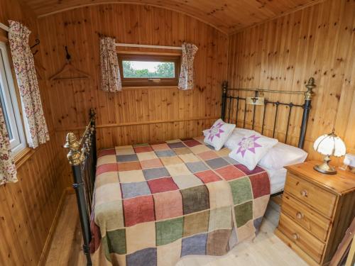 基德明斯特Shepherds Retreat的小木屋内一间卧室,配有一张床
