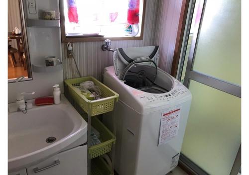 富山Guest House Inujima / Vacation STAY 3516的一间带水槽和洗衣机的浴室