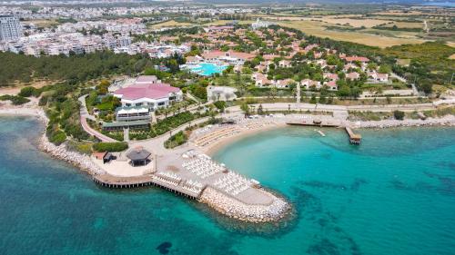 迪迪姆Anadolu Hotels Didim Club - Ultra All Inclusive ex Palmwings的海滩上的度假村的空中景致