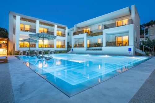 佩科霍里Mirablue Luxury Residences的一座房子前面设有一个大型游泳池