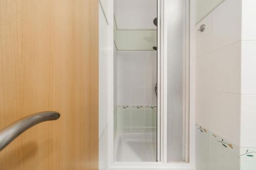 比尔森Pilsner Apartments的带淋浴和浴缸的浴室