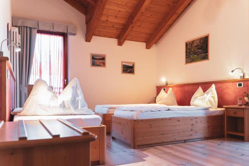 科雷多贝拉迪波斯考农家乐的酒店客房配有两张床和一张书桌