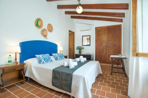 波连斯萨Villa Casa Pepe by Villa Plus的一间卧室配有一张大床和蓝色床头板