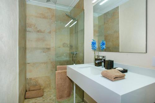 波连斯萨Villa Casa Pepe by Villa Plus的浴室配有白色水槽和淋浴。