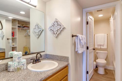 卡哈纳K B M Resorts- VIR-1204 Penthouse Ocean Views!的一间带水槽、卫生间和镜子的浴室