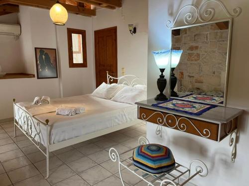 瓦西里科斯Deep Blue Villas的一间卧室配有一张床和一张带镜子的桌子