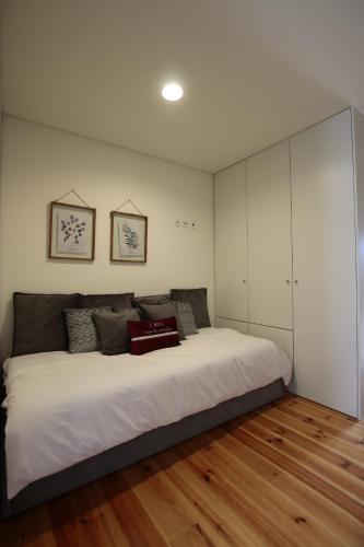 OPORTO GUEST Natária Flats with Parking客房内的一张或多张床位