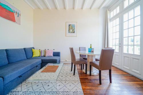 多维尔温特格兰特庄园公寓的客厅配有蓝色的沙发和桌子