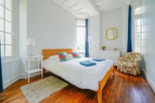 多维尔温特格兰特庄园公寓的一间卧室配有一张大床和一把椅子