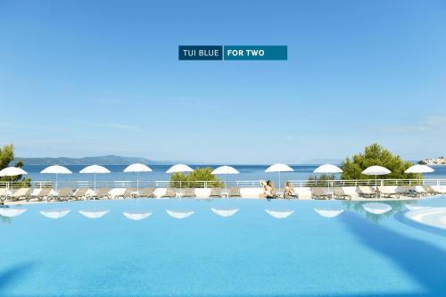 伊格拉恩TUI BLUE Adriatic Beach - All Inclusive - Adults Only的度假酒店游泳池的 ⁇ 染