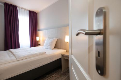 不来梅港Nautic Hotel Bremerhaven的酒店客房设有床和窗户。