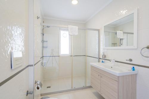 库萨达斯阿达别墅的带淋浴和盥洗盆的浴室
