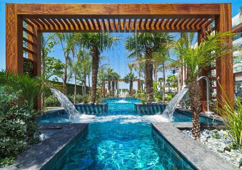 阿依纳帕Amanti, MadeForTwo Hotels - Ayia Napa的后院的瀑布游泳池