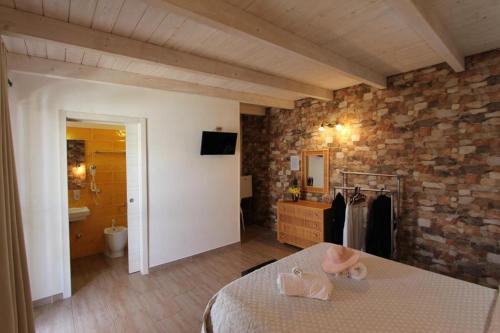 切萨雷奥港Villa Raggio di Sole parcheggio privato的一间卧室设有一张床和石墙