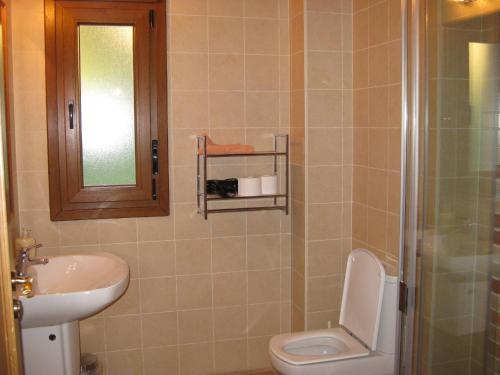 UdaveBalkonpe II的一间带卫生间和水槽的浴室