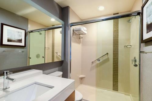 摩押摩押凯悦酒店的一间带水槽和玻璃淋浴的浴室